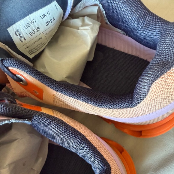 On CloudFlow 4 Casual Running Shoes, Women’s size 7 - Picture 7 of 11